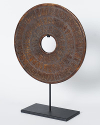 Skulptur Bi Scheibe Schrift