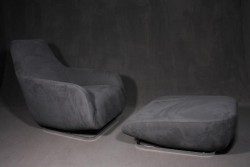 Sessel mit Hocker