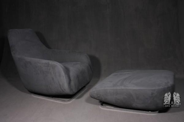 Sessel mit Hocker