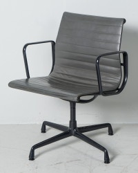 Stuhl EA 108 Eames