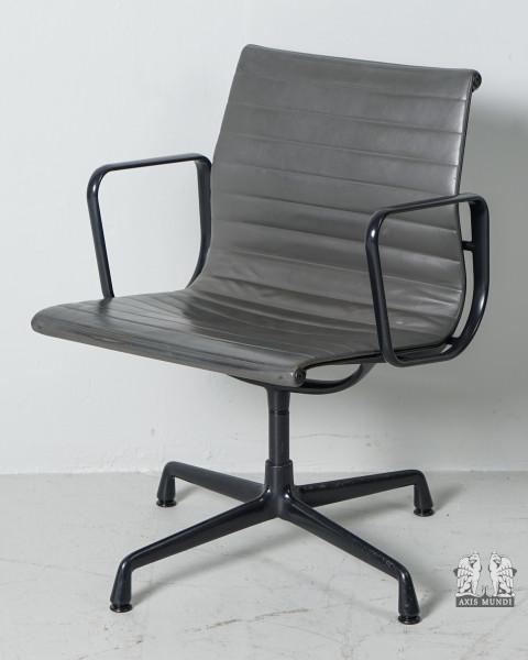 Stuhl EA 108 Eames